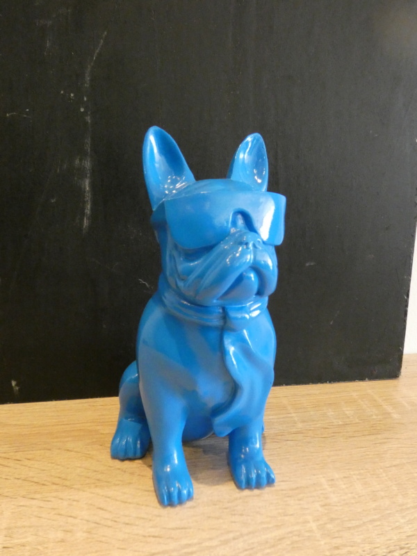 Franse Bulldog zit met bril 18cm